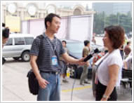 央視記者現場采訪中國婚博會組委會秘書長
